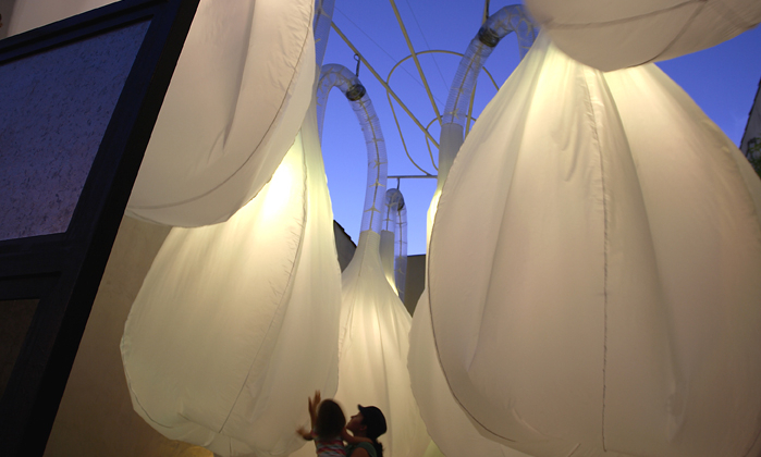 Bubbles is an adaptable spatial pneumatic installation at an urban scale
