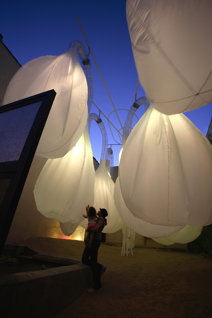 Bubbles is an adaptable spatial pneumatic installation at an urban scale