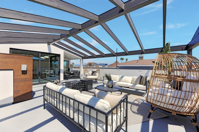 Foxlin-Balboa-Duplex-Newport-Beach-Back-View-of-Roof-Deck-02-820x546.jpg