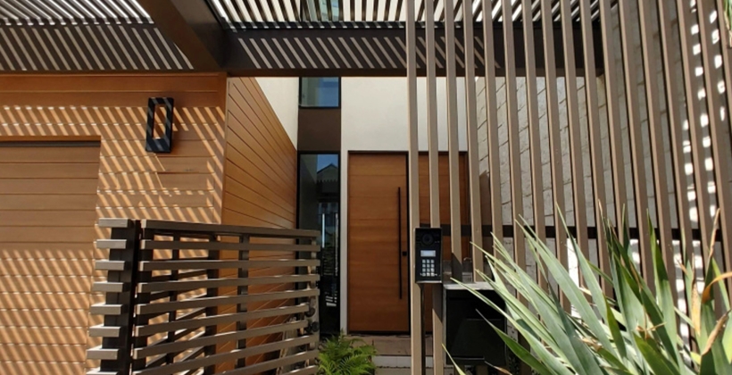 Foxlin-Architects_Huntington-Beach_Christine_New-Construction-Front-Entrance-820x420.jpg